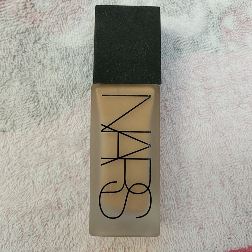 Nars weightless foundation - vallauris